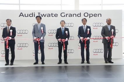 トライ・エー近江社長(写真中央)とアウディジャパン大喜多社長(写真左から2人目)など関係者によるテープカットを行った