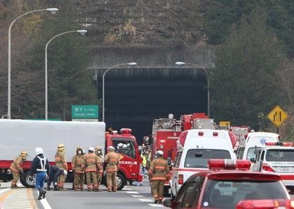 笹子トンネルの天井崩落事故(12年12月)