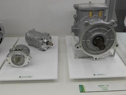 電動パワーステアリング用モーター(左)と駆動用モーター