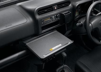 ビジネス用途に配慮、PCを置いての作業も容易だ