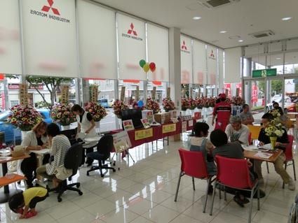 オープンフェアではプレゼントの抽選やハンドエステサービスなどを企画し多くのユーザーを集めた