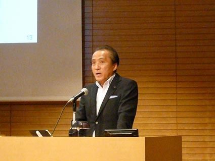 決算発表する柳弘之社長