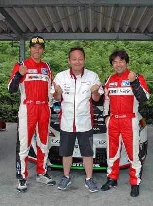 右から菊池靖選手、額田信明テクニカルディレクター、小河諒選手