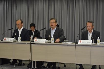 決算内容を説明するスズキ首脳