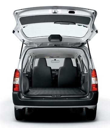 大開口でフラットな荷室は実用性に優れる