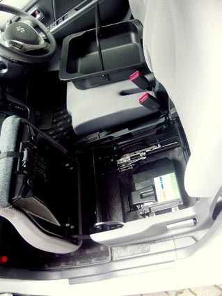 S―エネチャージ専用のリチウムイオンバッテリーは、助手席のシート下に収納している