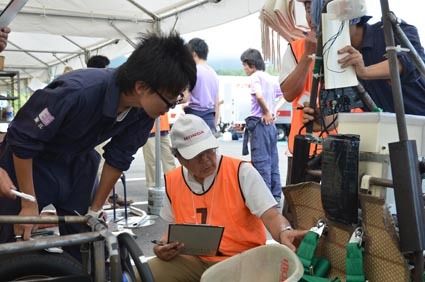 事前車検で審査員から指摘を受ける