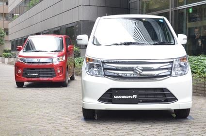 ワゴンRスティングレー(左)とワゴンR