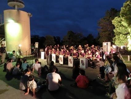 会場ではジャズのオーケストラ演奏などを行った