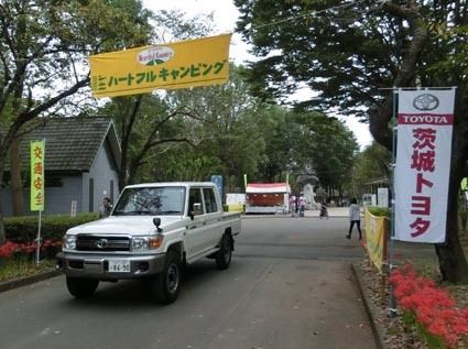 試乗車のランクル70も注目を集めた