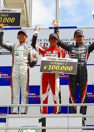 86レース初優勝の小河諒選手(中央)