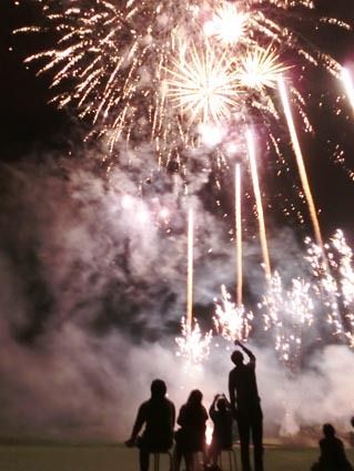 間近で見る打ち上げ花火は迫力満点