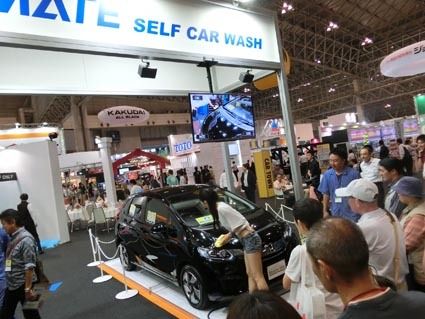 カーメイトは実演を行った