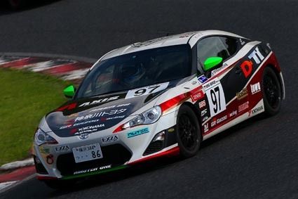 熱い走りでコースレコードを更新