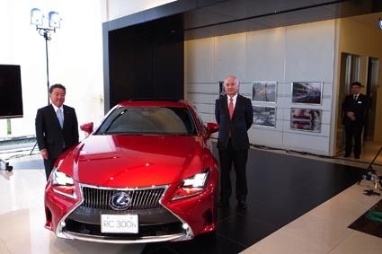 レクサス福島の発表会(〈左〉佐藤修朗社長、〈右〉佐藤健介社長)