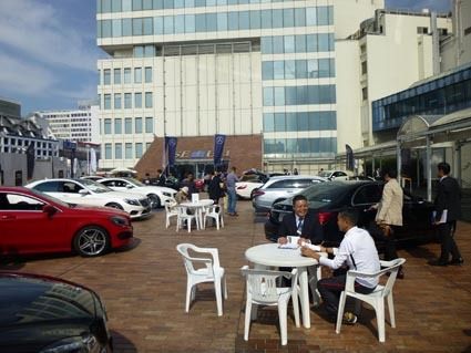 さりげなく車の魅力を説明できる百貨店で新規顧客と活発に接触