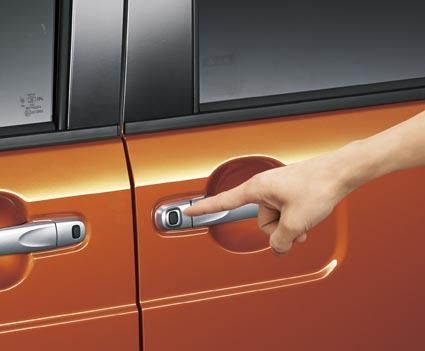 ワンタッチオープン機能付きの両側パワースライドドアを採用