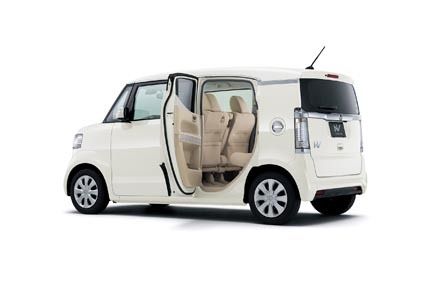 リアシートにはチップアップ&ダイブダウン機構に加え、前後スライド機能を備えた