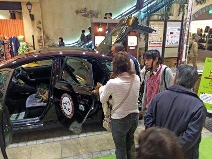 犬用グッズ装着の愛犬家仕様車を展示