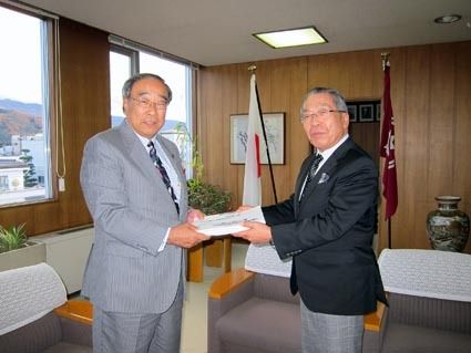松本市に署名簿を提出する須田副会長(右)