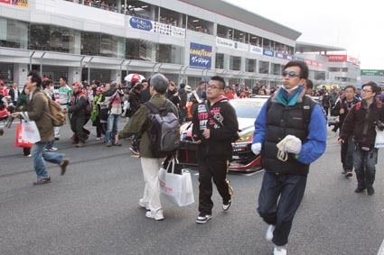 目当ての車に向かうファンは、スポーツカーより迫力あり