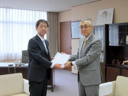長野市に署名簿を提出する和田委員(右)