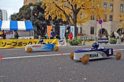 多彩なカラーリングの車両が疾走