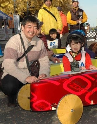 優勝した飯村翔哉くん(右)と父の力さん
