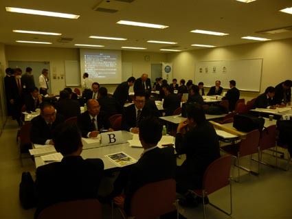 2回目のフォローアップ研修。初顔合わせのメンバーがグループを組み環境問題の認知手法を議論