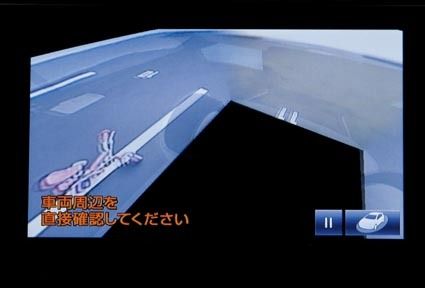 シースルービューでは車体が透けたかのように見え、周辺の様子を確認できる