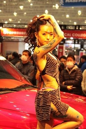 際どいコスチュームのコンパニオンもオートサロンならでは