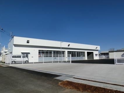 店舗裏のモータープール作業棟