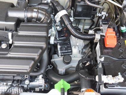 コンパクトに一体化したAGSユニットはトランスミッションの上に搭載する