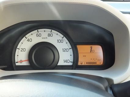 AGS車はメーター内にシフトポジションを表示する