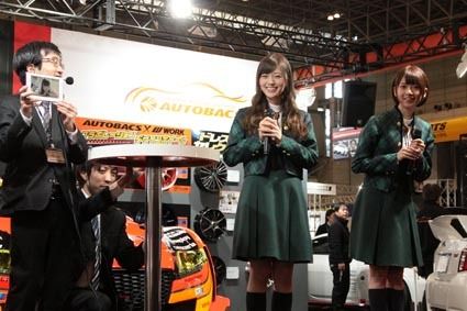 オートバックスセブンは7年ぶりにオートサロンに出展。カスタマイズカーの展示販売に加えて、アイドル乃木坂46とコラボしたPNDをPRするイベントを行った