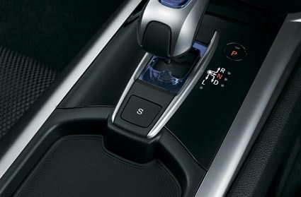 Sモードスイッチを押せばエンジンのトルク感を活かした走りを楽しめる