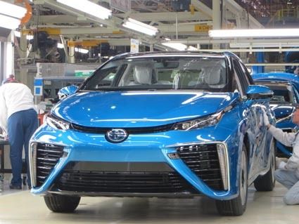 手作業も多いミライの生産工程