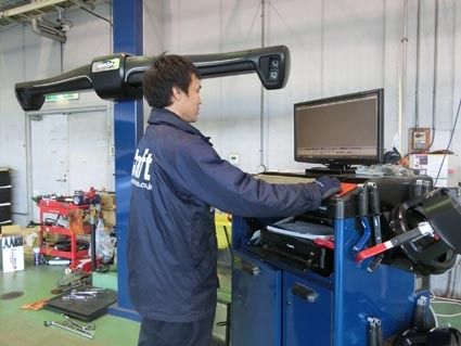 全店に設置してある3Dアライメントテスターでユーザーの走りをサポートする