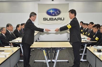 要求書の受け渡しを行う富士重の労使