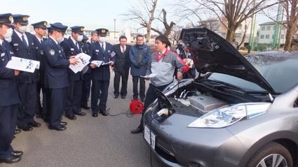 実車研修を行う日産プリンス栃木のサービス担当者