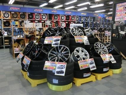 実際にホイールを自分のクルマに重ねてみたいなど、現物を見たいというニーズは多い