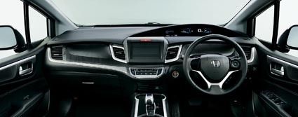 ステアリングホイールの奥に助手席と左右対称の大胆な平面を創出