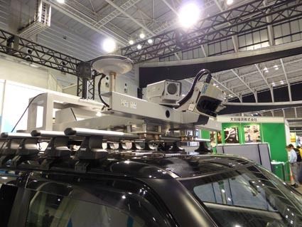 カメラやレーダー、GPSなどを搭載する専用車両で測量する