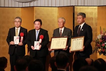 記念寄贈式で登壇した(左から)郡山市の品川市長、いわき市の清水市長、関会長、関社長