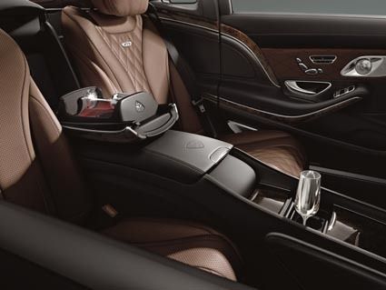 クーリングボックスには専用のシャンパングラスも