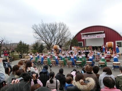 地域の幼稚園児らが太鼓などで盛り上げた