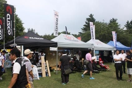 用品各社にとってレースの場は、ブランドイメージ構築に重要な意味合いを占める