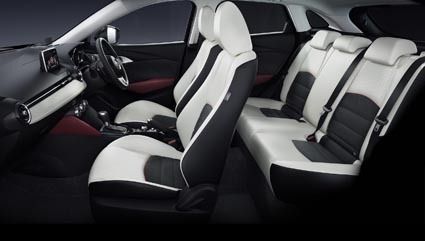 後席の着座位置を前席よりも高く内側に設定。対角線上の乗員同士が会話しやすいレイアウトを実現