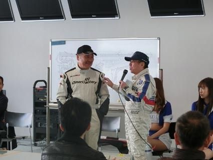 コース説明を行うドライバーズミーティングでは、ASEAのモータースポーツの柳田春人委員長(写真右)と人見隆作委員長の息があったやりとりに笑いが起こった