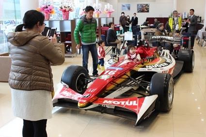 全日本フォーミュラー2013で年間チャンピオンを獲得したマシンの前で記念写真を取る家族